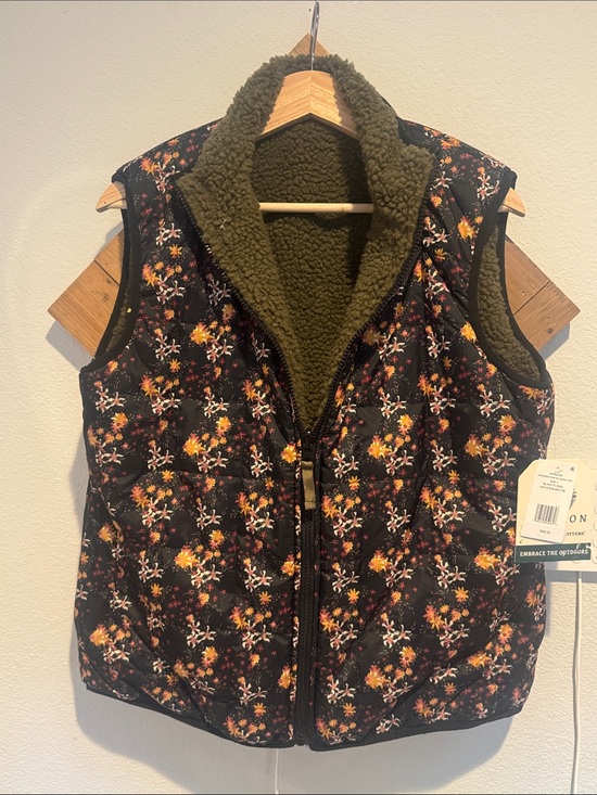 Horizon by Bass Creek outfitters Jackets & Blazers - Horizon by Bass Creek Outfitters Floral and Sherpa Reversabel Vest NWT